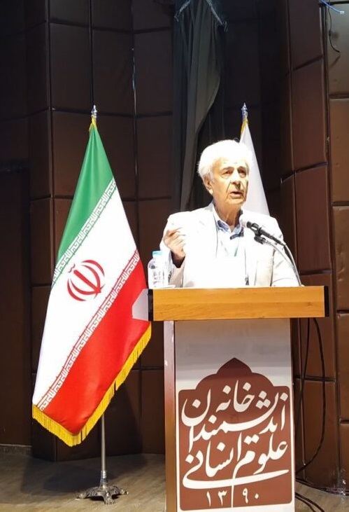 دکتر دادبه: هجمه‌کنندگان به زبان فارسی اصل هویت ملی را نشانه گرفته‌اند